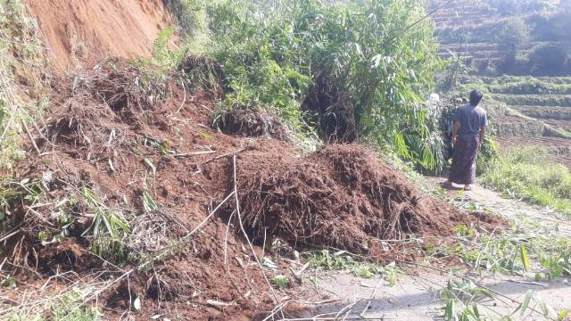 Akses Jalan Arah Igirmranak Tertutup Longsor